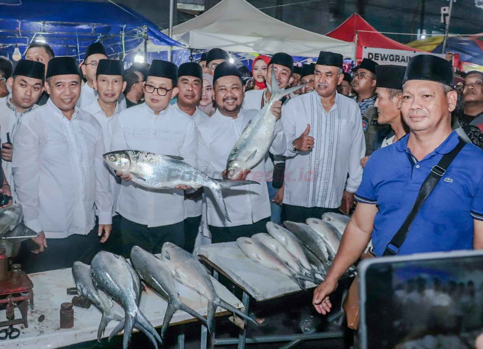 Kontes Bandeng Kawak 2025, sebuah tradisi tahunan yang selalu dinanti menjelang Hari Raya Idulfitri. Acara ini akan berlangsung pada Rabu (26/03) pukul 19.30 WIB