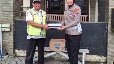 Wujud Kepedulian di bulan Ramadan, Satlantas Polres Gresik Berbagi Takjil kepada Masyarakat