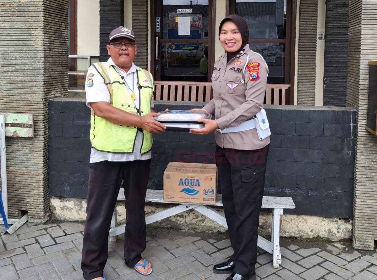 Personel Srikandi Giri Satlantas Polres Gresik saat menggelar kegiatan berbagi takjil pada Selasa, 25 Maret 2025