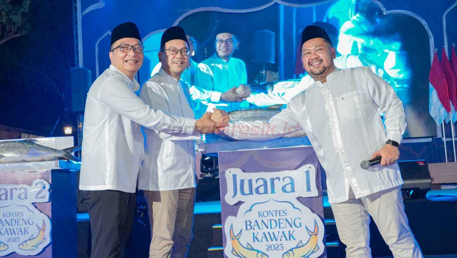 Bupati dan Wakil Bupati Gresik bersama pemenang lelang kontes bandeng kawak gresik 2025, Rabu (26/3/2025).
