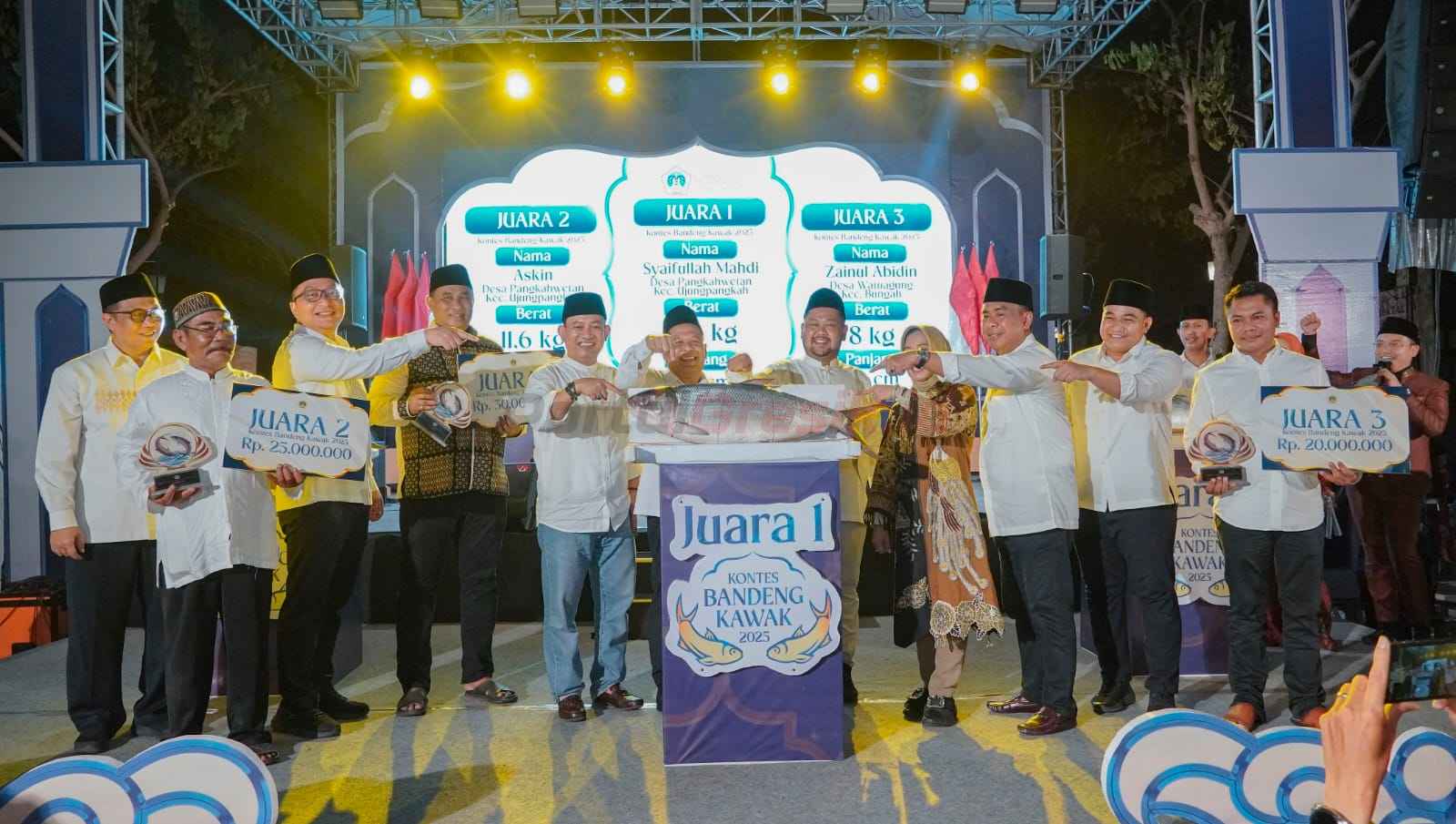 Bupati dan Wakil Bupati Gresik bersama peserta Kontes Bandeng Kawak Gresik 2025, menghadirkan perpaduan tradisi, budaya, dan inovasi dalam pengolahan hasil perikanan, Rabu (26/3/2025).