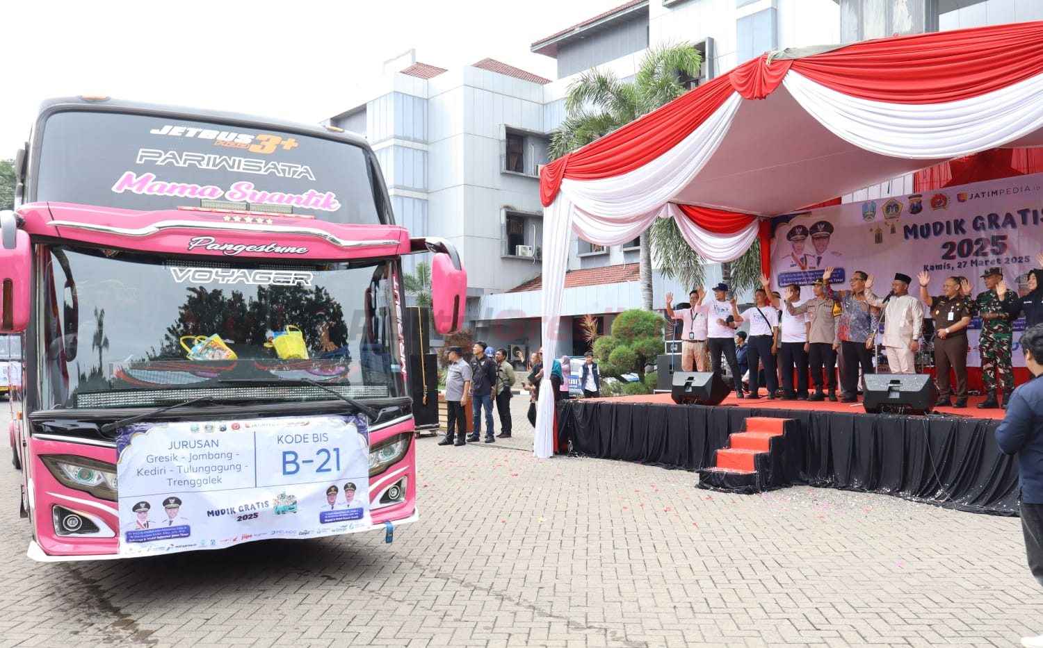 Pelepasan pemudik ini berlangsung di Halaman Kantor Bupati Gresik, Kamis (27/03/2025)