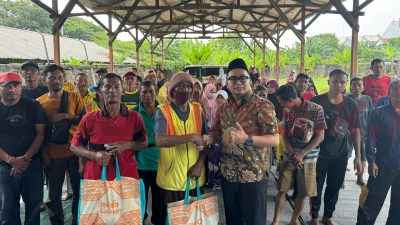 Anggota DPR RI Komisi XI, Thoriq Majiddanor saat menyalurkan secara simbolis 15.000 paket bingkisan lebaran kepada warga di Kabupaten Gresik dan Lamongan.