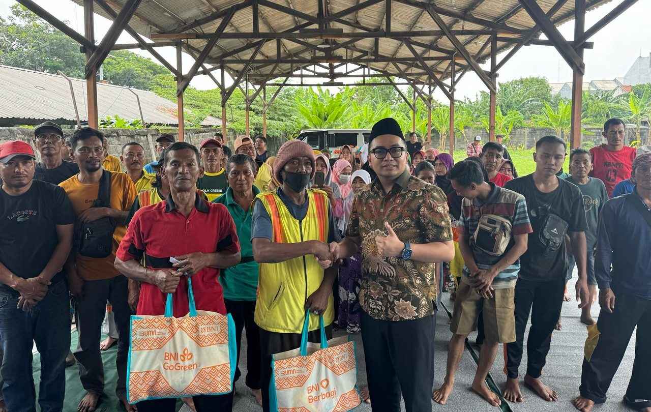 Anggota DPR RI Komisi XI, Thoriq Majiddanor saat menyalurkan secara simbolis 15.000 paket bingkisan lebaran kepada warga di Kabupaten Gresik dan Lamongan.