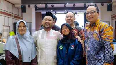 Bupati Gresik, Fandi Akhmad Yani, didampingi Wakil Bupati, Asluchul Alif, saat berfoto bersama atlet di Gedung Nasional Indonesia (GNI), Kamis (27/3/2025).