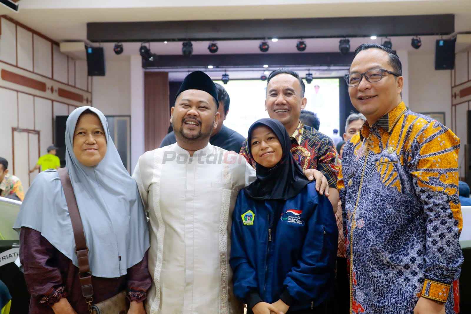 Bupati Gresik, Fandi Akhmad Yani, didampingi Wakil Bupati, Asluchul Alif, saat berfoto bersama atlet di Gedung Nasional Indonesia (GNI), Kamis (27/3/2025).