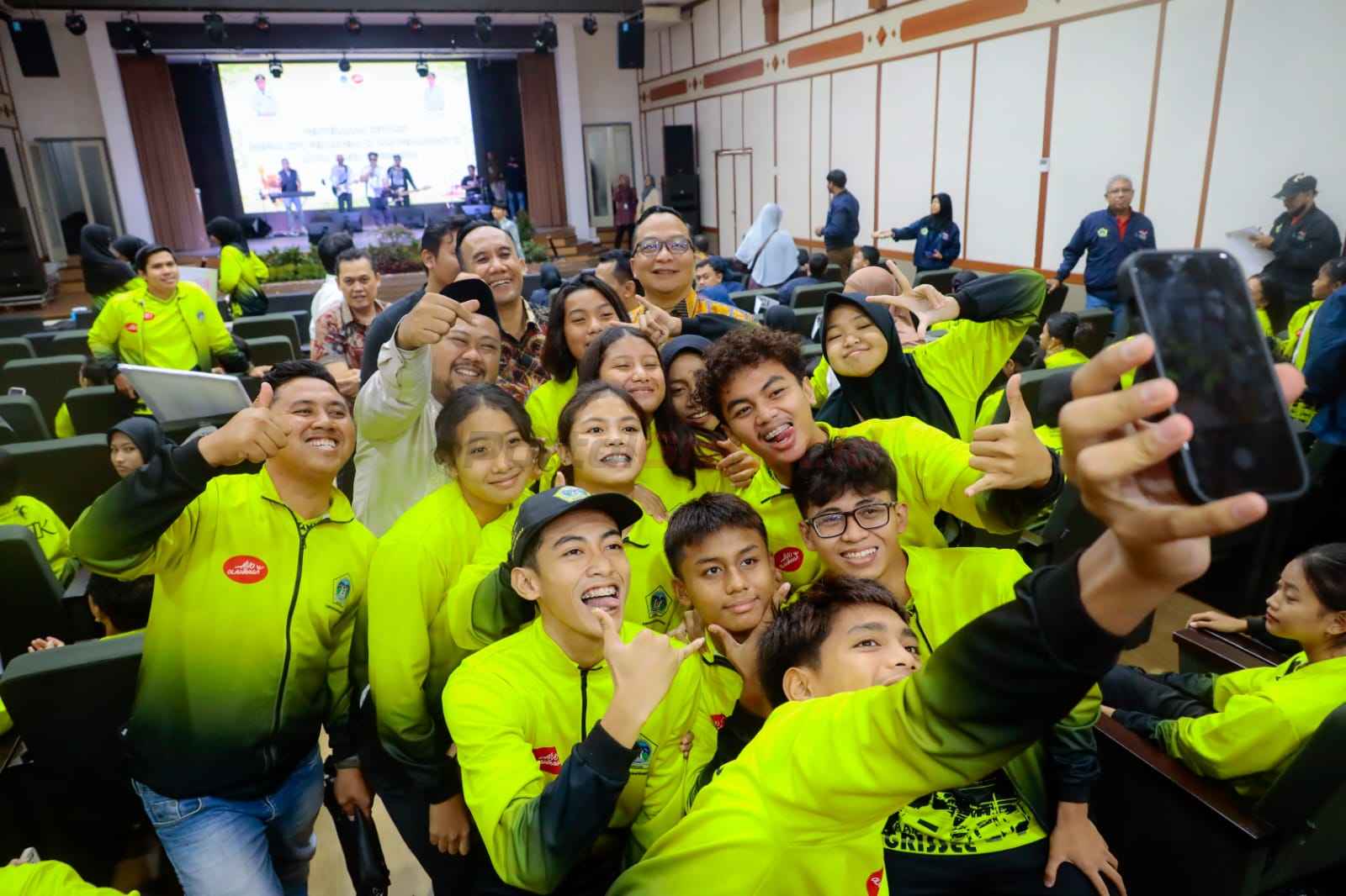 Bupati Gresik, Fandi Akhmad Yani, didampingi Wakil Bupati, Asluchul Alif, saat berfoto bersama atlet di Gedung Nasional Indonesia (GNI), Kamis (27/3/2025).