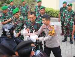 Bagikan Takjil Untuk Masyarakat, Wujud Sinergitas Polres Gresik dan Kodim 0817 Gresik