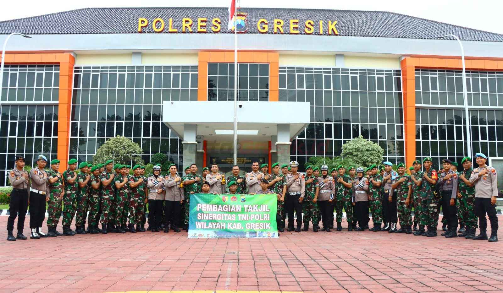 Polres Gresik dan Kodim 0817 Gresik kembali menunjukkan sinergitasnya dengan menggelar kegiatan pembagian takjil kepada masyarakat, di Jalan Dr. Wahidin Sudirohusodo No. 214, Gresik.