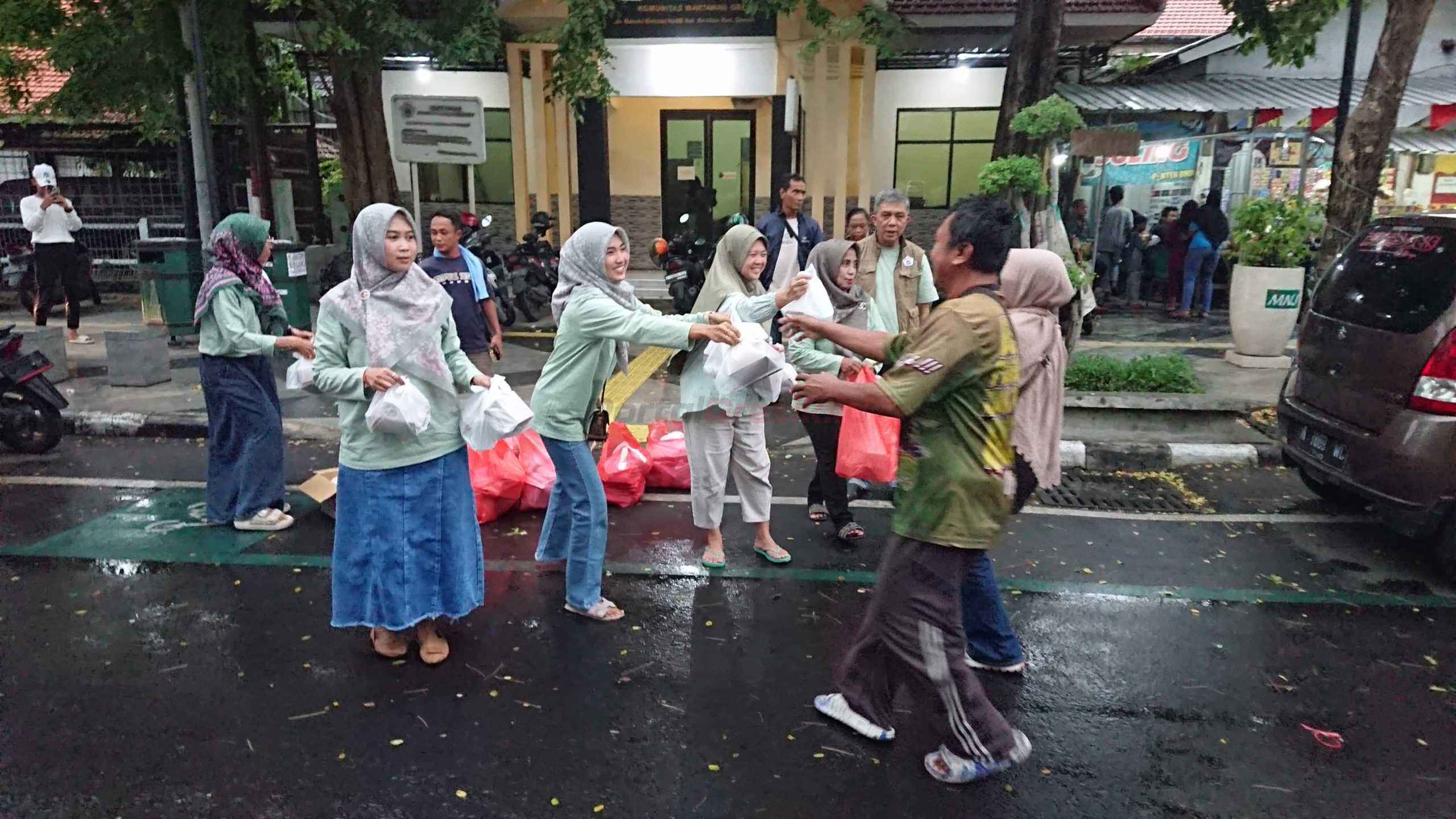 Pembagian jajanan pembuka buka puasa ini dibagikan gratis kepada pengendara yang melintas di depan Balai Wartawan Gresik, Jalan Bandar Grisse, Jumat (28/3/2025) sore.