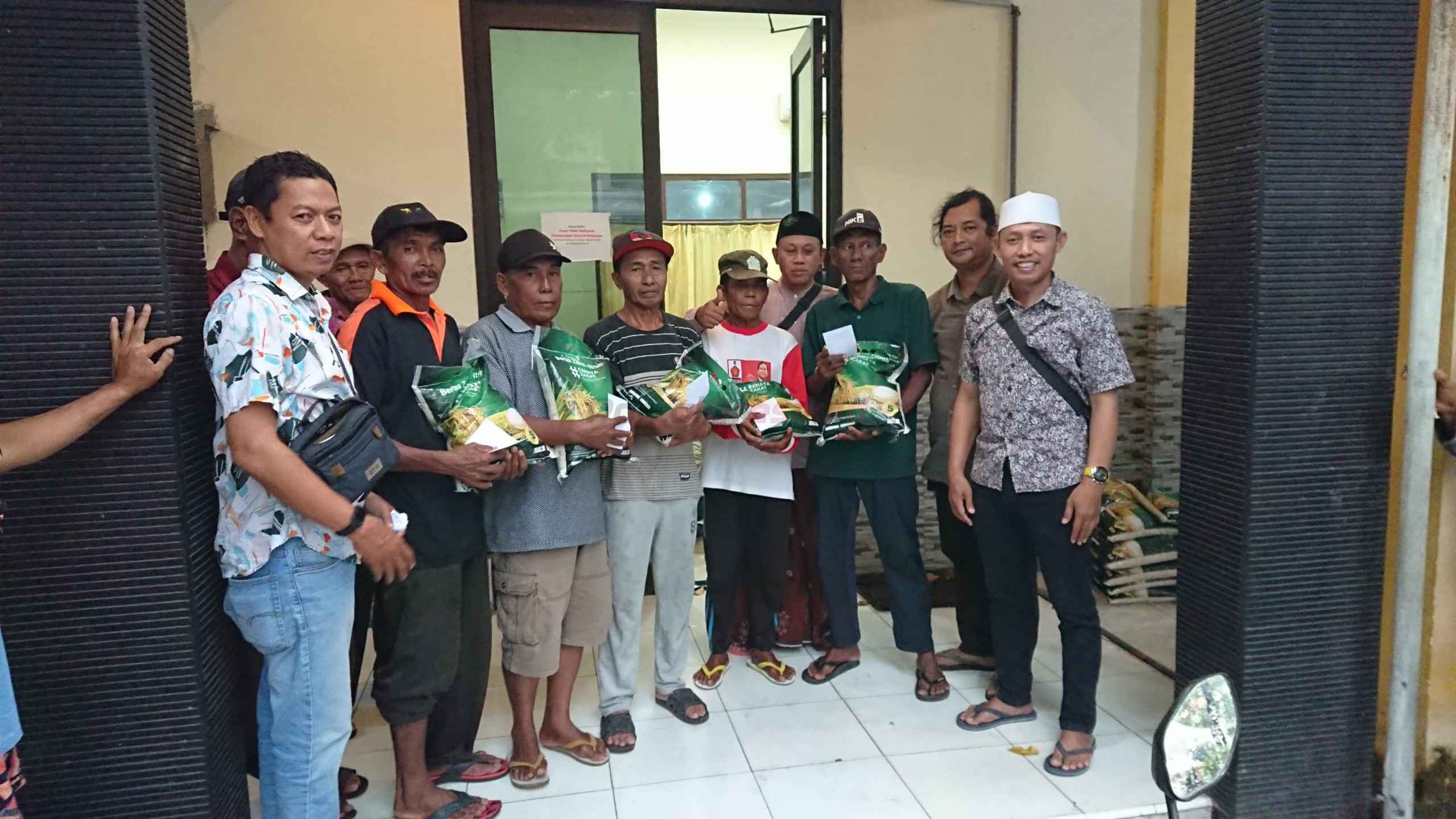Komunitas Wartawan Gresik (KWG) berkolaborasi dengan Badan Amil Zakat Nasional (BAZNAS) Gresik membagikan puluhan paket beras kepada warga sekitar yang kurang mampu, Jumat (28/3/2025) sore.