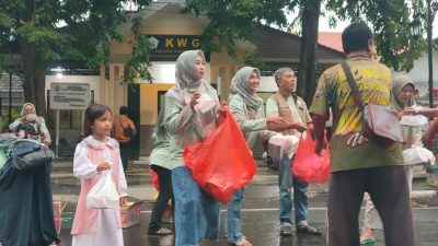 Momen Ramadan, Istri Wartawan KWG Bagikan Ratusan Takjil ke Pengendara dan Pengunjung Bandar Grisse