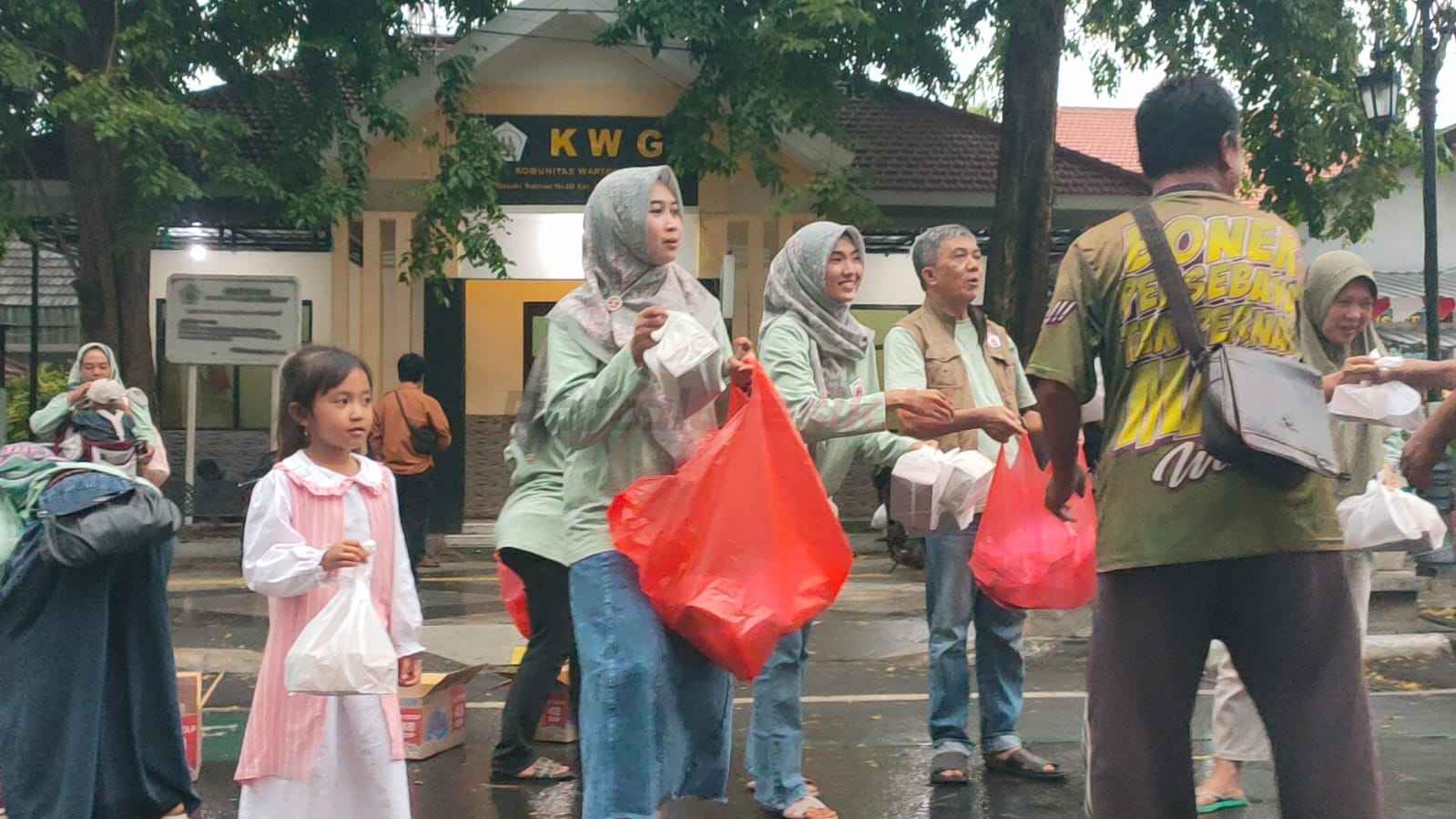 Pembagian jajanan pembuka buka puasa ini dibagikan gratis kepada pengendara yang melintas di depan Balai Wartawan Gresik, Jalan Bandar Grisse, Jumat (28/3/2025) sore.