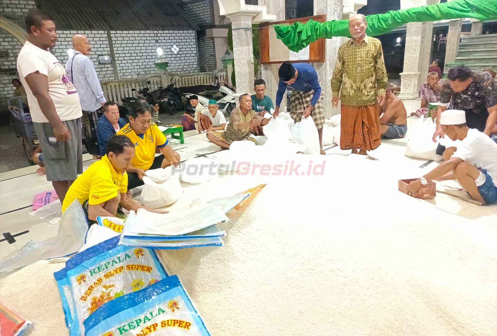 Panitia dan Takmir beserta Remas Masjid Nurus Sholihin Dusun Gunungsari Desa Indrodelik Kecamatan Bunga mulai pengumpulan zakat dari para Muzakki