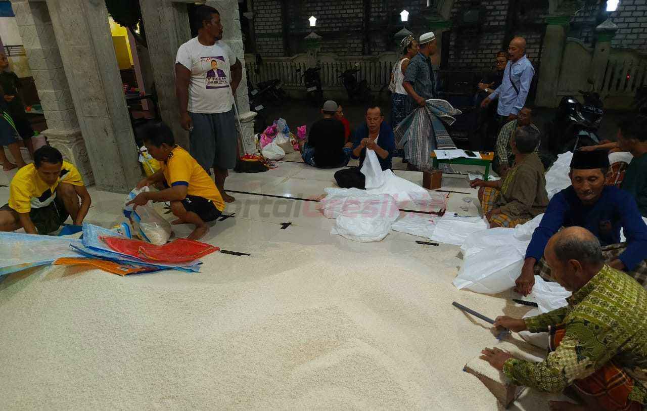 Panitia dan Takmir beserta Remas Masjid Nurus Sholihin Dusun Gunungsari Desa Indrodelik Kecamatan Bunga mulai pengumpulan zakat dari para Muzakki