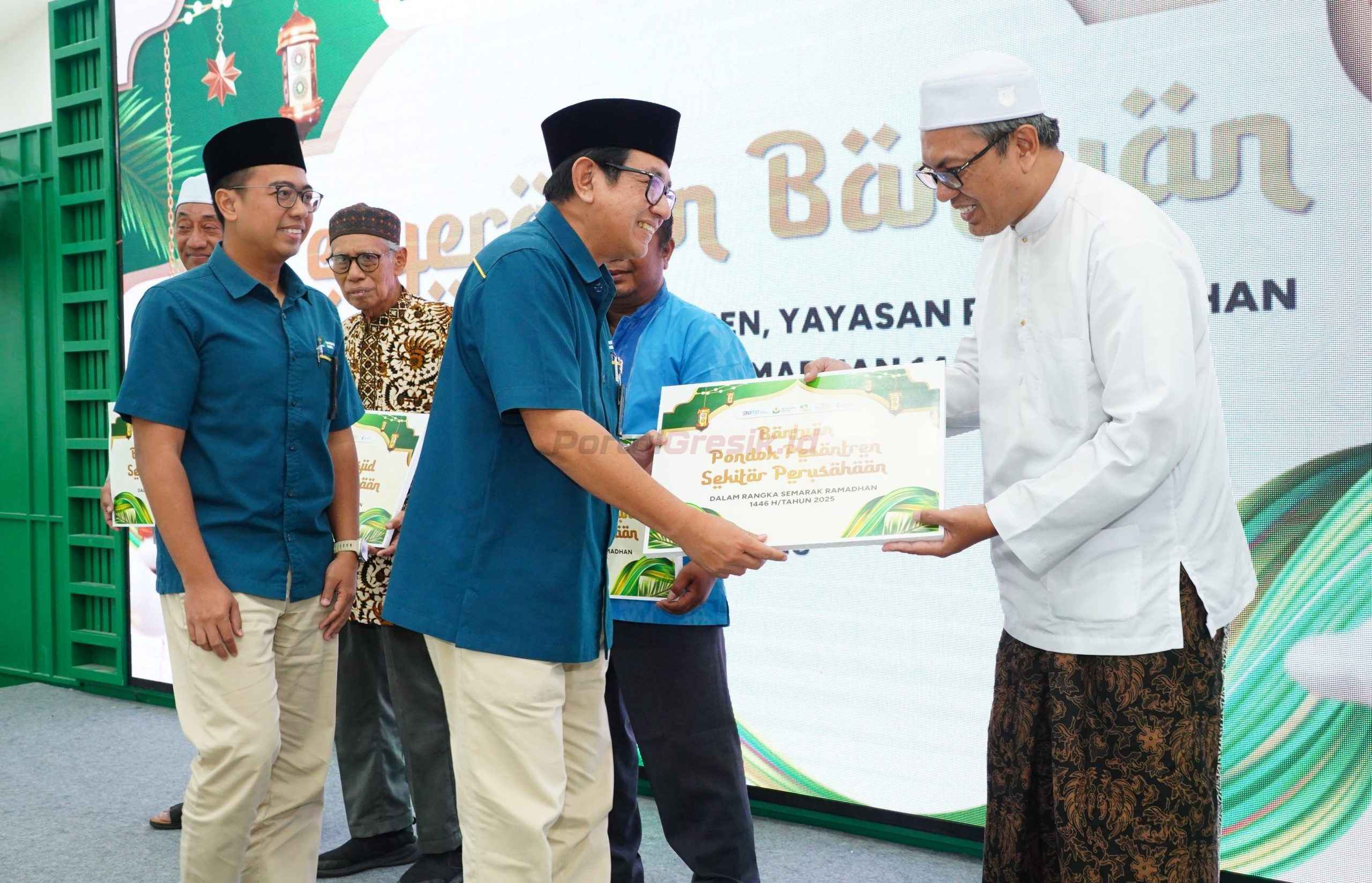 Direktur Petrokimia Gresik Dwi Satrio saat menyerahkan bantuan secara simbolis senilai Rp682,5 juta untuk 139 tempat ibadah dan lembaga sosial yang ada di sekitar perusahaan.