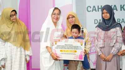 Ketua Umum PIKA PI Grup, Tata Rahmad Pribadi saat menyerahkan bantuan secara simbolis kepada Anak Berkebutuhan Khusus melalui _PIKA PG Peduli, Cahaya Kasih untuk Anak Negeri_ di Gresik