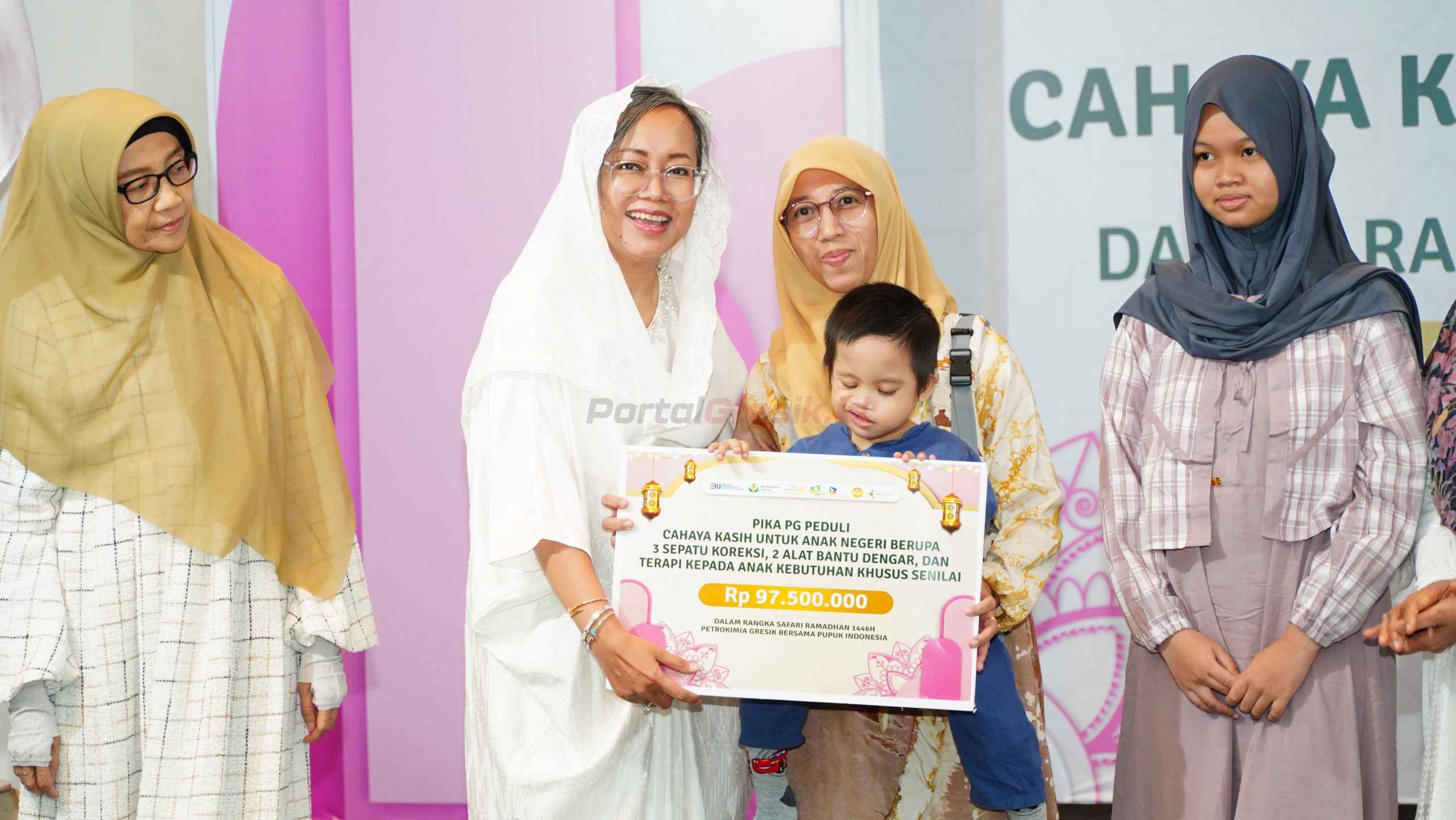 Ketua Umum PIKA PI Grup, Tata Rahmad Pribadi saat menyerahkan bantuan secara simbolis kepada Anak Berkebutuhan Khusus melalui _PIKA PG Peduli, Cahaya Kasih untuk Anak Negeri_ di Gresik