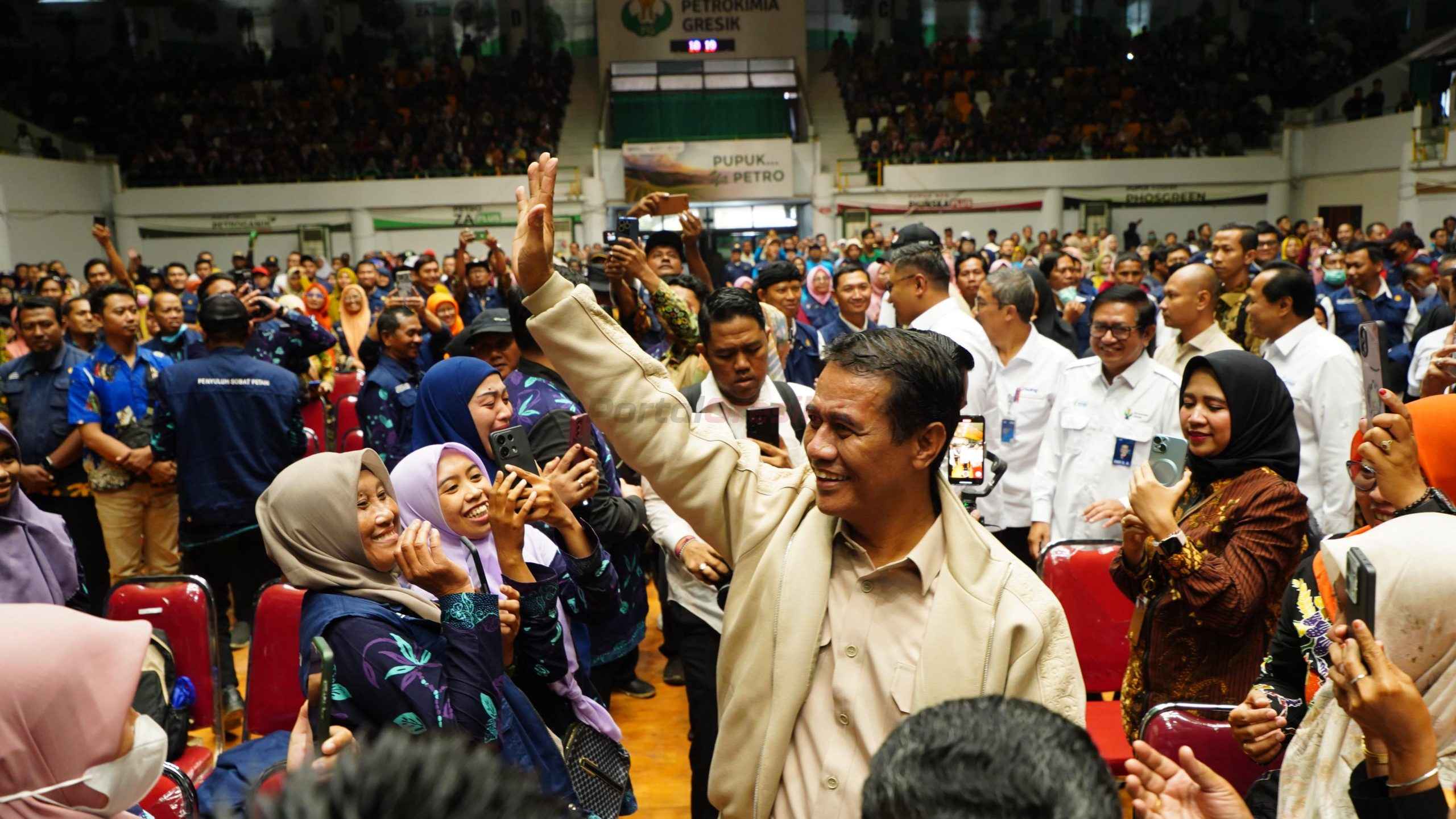 Mentan RI, Andi Amran Sulaiman saat menjumpai ribuan PPL dari Jawa Timur di GOR Tri Dharma Petrokimia Gresik