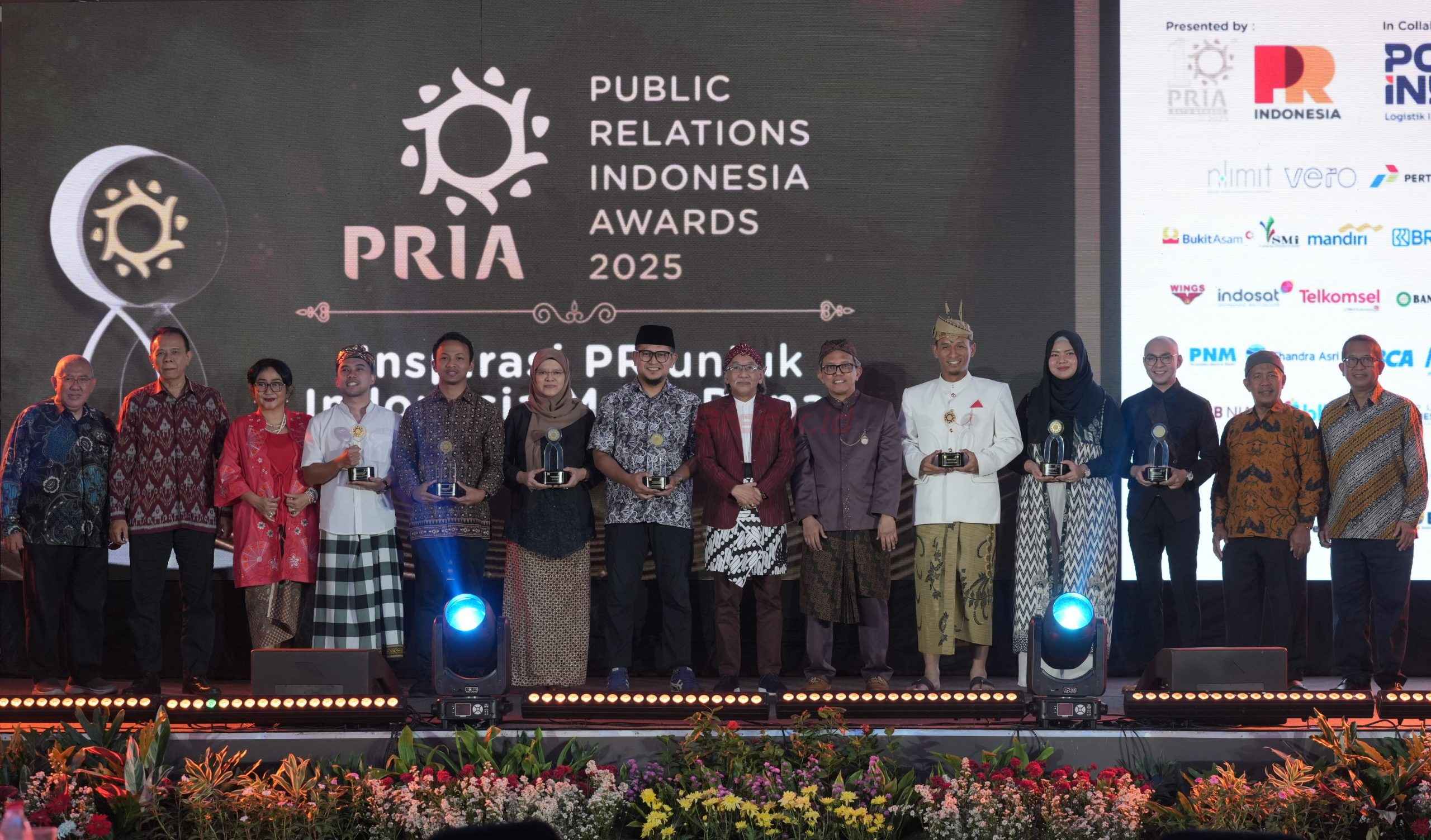 VP Komunikasi Korporat Petrokimia Gresik, Rama Yusron Harbiansyah (lima dari kanan) bersama para pemenang Ajang PRIA 2025