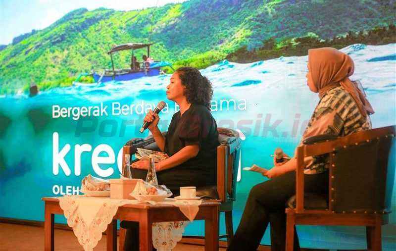 Pemaparan materi UMKM oleh Chief of Community Development dan Partnership Krealogi, partner pengembangan program UMKM PTFI, Hanna Keraf dalam acara Rembuk Akur ke-9 di Kantor Bupati Gresik (27/2).