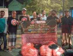 Wujud Solidaritas, Aktivis Gepal Bagi-bagi Takjil dan Makan Sahur Gratis di Gresik