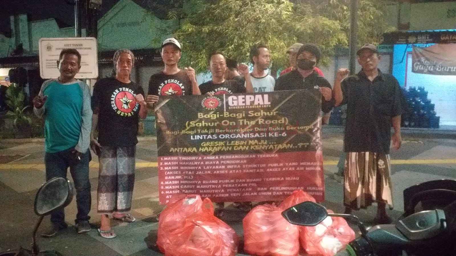 Aktivis Gepal saat Bagi-bagi Takjil dan Makan Sahur Gratis di Gresik