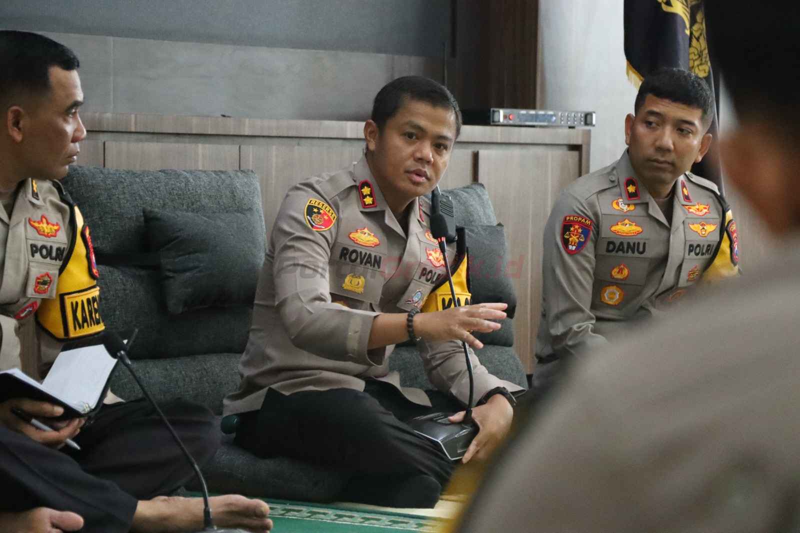 Kapolres Gresik, AKBP Rovan Richard Mahenu, memberikan arahan kepada jajarannya yang digelar di Aula Rupatama SAR Polres Gresik. Senin (3/3/2025).