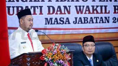 Bupati Gresik, Fandi Akhmad Yani, dan Wakil Bupati Gresik, Asluchul Alif, memaparkan visi dan misi masa jabatan 2025-2030 dalam Rapat Paripurna yang digelar di Ruang Paripurna Gedung DPRD Gresik pada Senin, (3/3/2025).