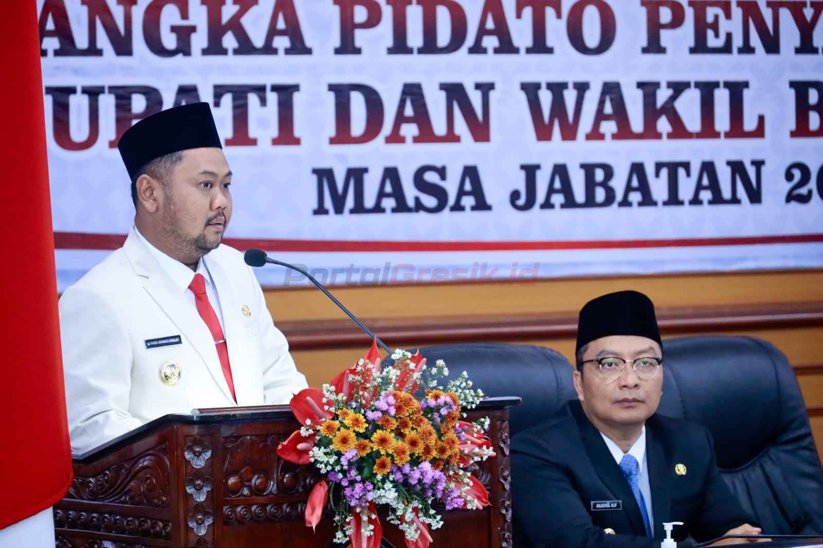 Bupati Gresik, Fandi Akhmad Yani, dan Wakil Bupati Gresik, Asluchul Alif, memaparkan visi dan misi masa jabatan 2025-2030 dalam Rapat Paripurna yang digelar di Ruang Paripurna Gedung DPRD Gresik pada Senin, (3/3/2025).