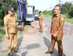 Tinjau Jalan Rusak di Kedungsumber-Babatan Balongpanggang, Wabup Gresik Asluchul Alif Pastikan Besok Diperbaiki