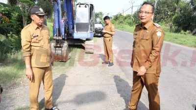 Tinjau Jalan Rusak di Kedungsumber-Babatan Balongpanggang, Wabup Gresik Asluchul Alif Pastikan Besok Diperbaiki