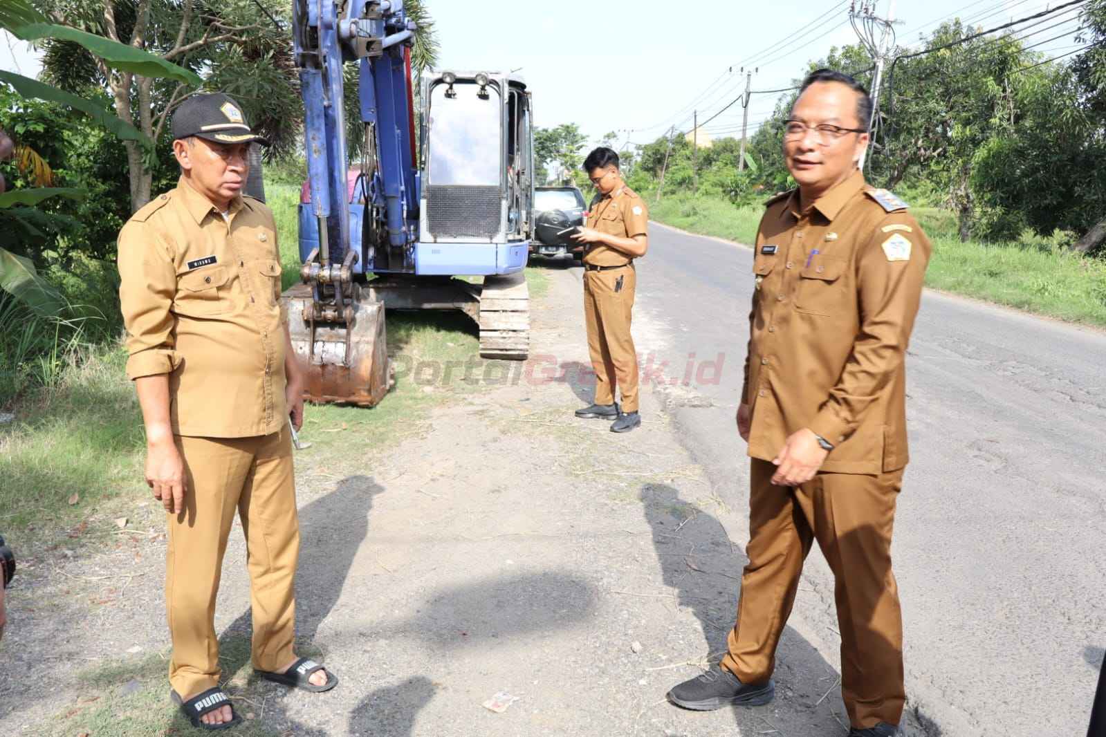 Wakil Bupati Gresik dr. Asluchul Alif didampingi Kepala Dinas Pekerjaan Umum dan Tata Ruang (PUTR) Kabupaten Gresik Dhiannita Tri Astuti saat meninjau Jalan Rusak di Kedungsumber-Babatan Balongpanggang