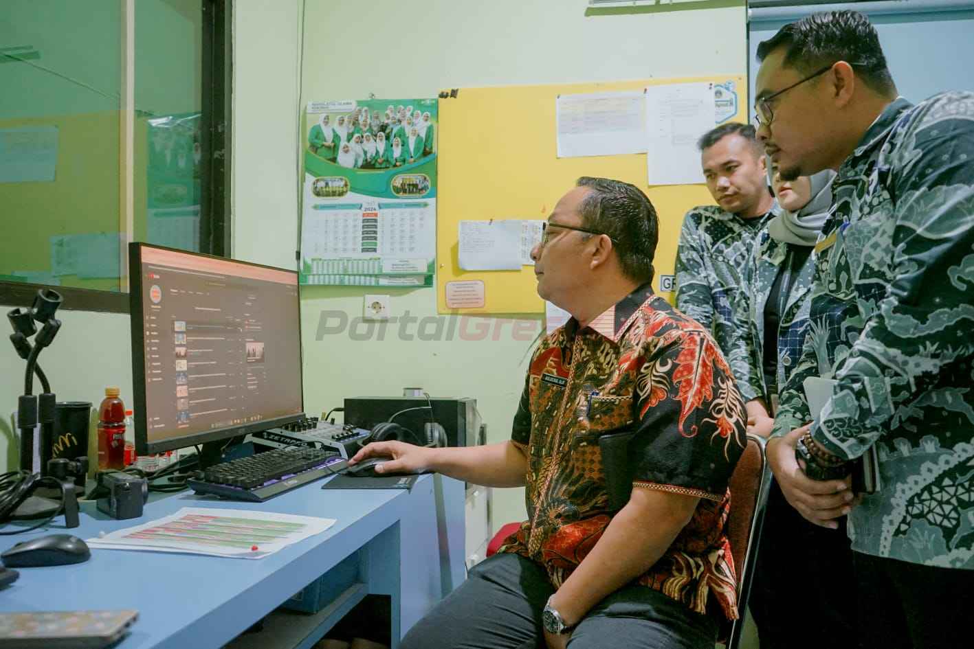 Wakil Bupati Gresik, dr. Asluchul Alif, meninjau Dinas Komunikasi dan Informatika (Kominfo) Kabupaten Gresik, Kamis pagi (6/3/2025).
