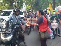 Aksi Wujud Toleransi Antar Umat Beragama, GBI Rock Gresik Bagikan Takjil Pada Pengguna Jalan