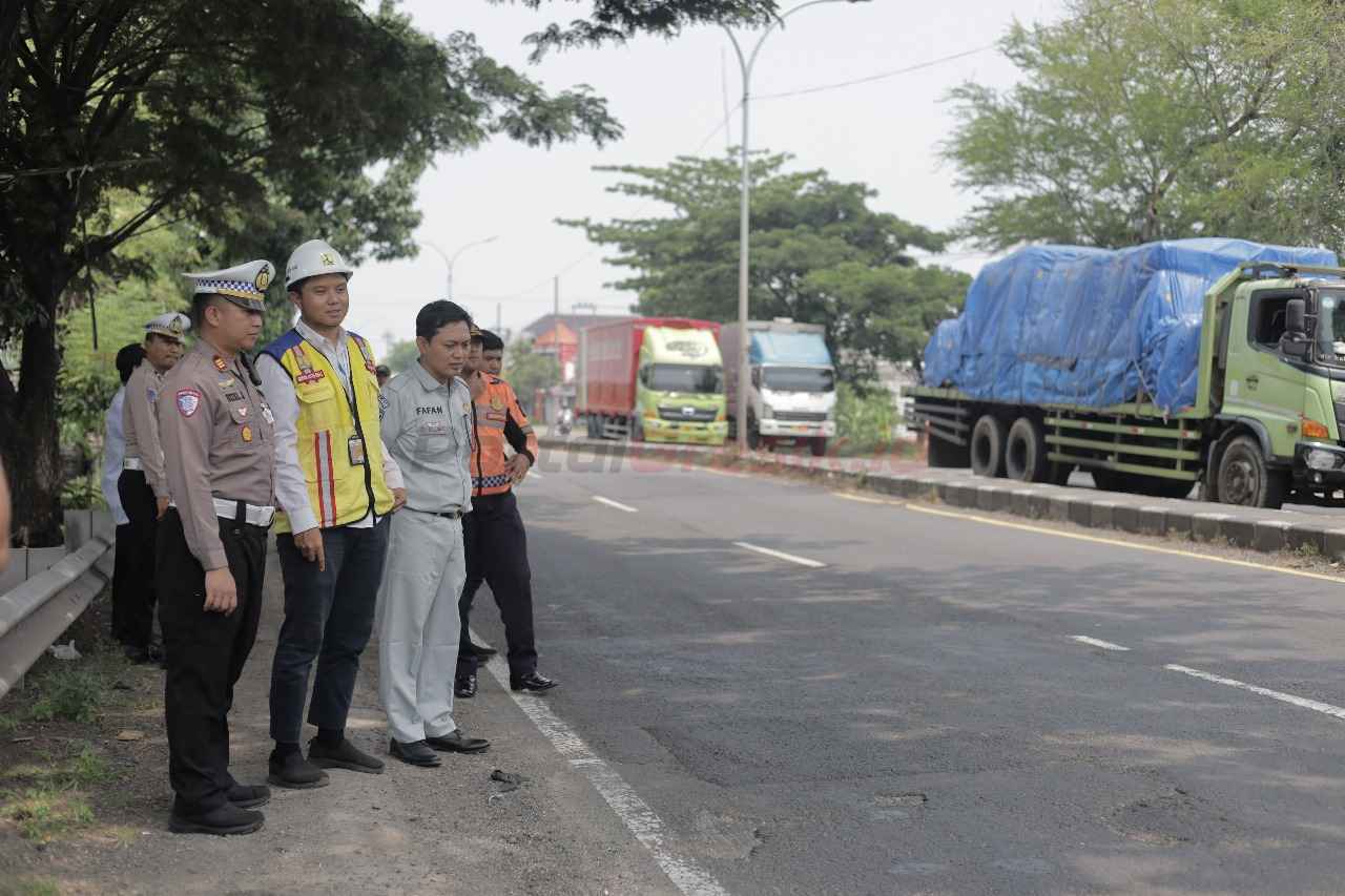 Kasat Lantas Polres Gresik AKP Rizki Julianda Putera Buna, serta perwakilan dari Dinas Perhubungan, Jasa Raharja, BBPJN Jatim-Bali, PUTR Kabupaten Gresik saat melakukan survey jalur blackspot dan trouble spot di Jalan Raya Duduk Sampean, Gresik, pada Kamis (6/3/2025).