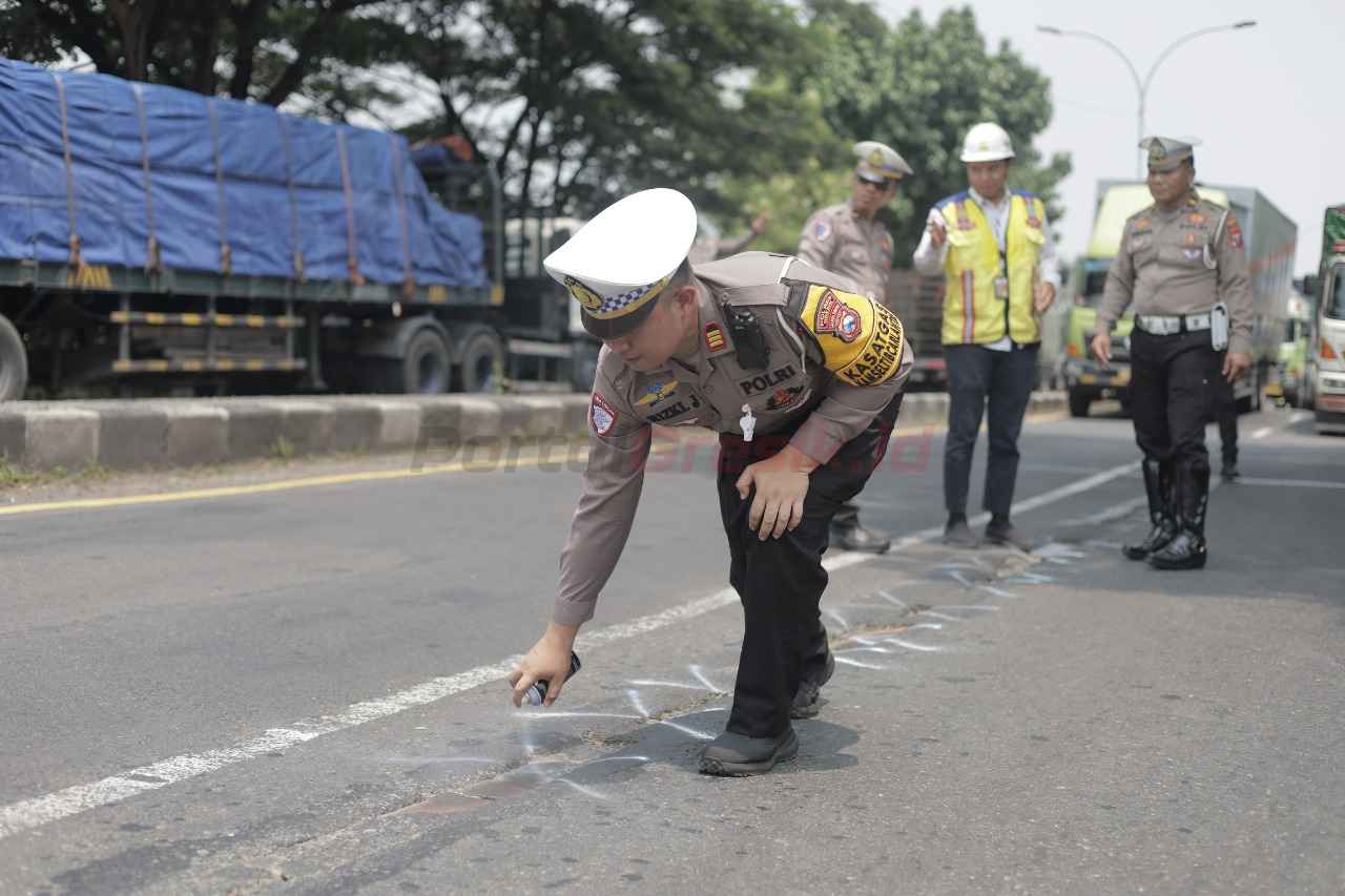 Kasat Lantas Polres Gresik AKP Rizki Julianda Putera Buna, serta perwakilan dari Dinas Perhubungan, Jasa Raharja, BBPJN Jatim-Bali, PUTR Kabupaten Gresik saat melakukan survey jalur blackspot dan trouble spot di Jalan Raya Duduk Sampean, Gresik, pada Kamis (6/3/2025).