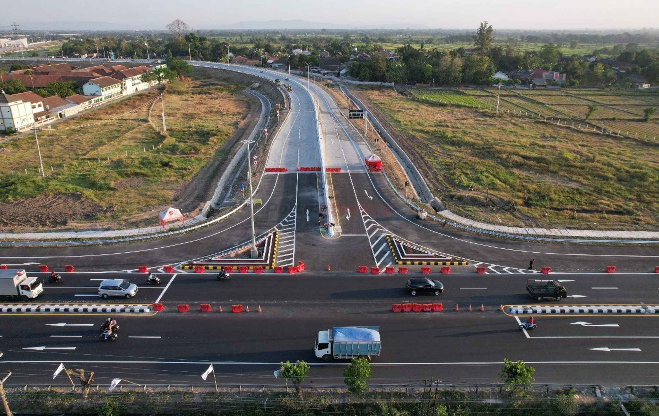 Lalu lintas kendaraan di Interchange Kartasura pada seksi 1.1 Ruas Kartasura – Klaten Tol Jogja – Solo yang dibangun dengan produk semen dari SIG.