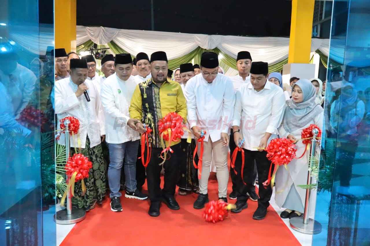 Bupati Gresik Fandi Akhmad Yani didampingi Wakil Bupati Gresik Asluchul Alif saat Grand Opening Rumah Sakit Umum Daerah Gresik Sehati (RSGS), Minggu (9/3/2025).