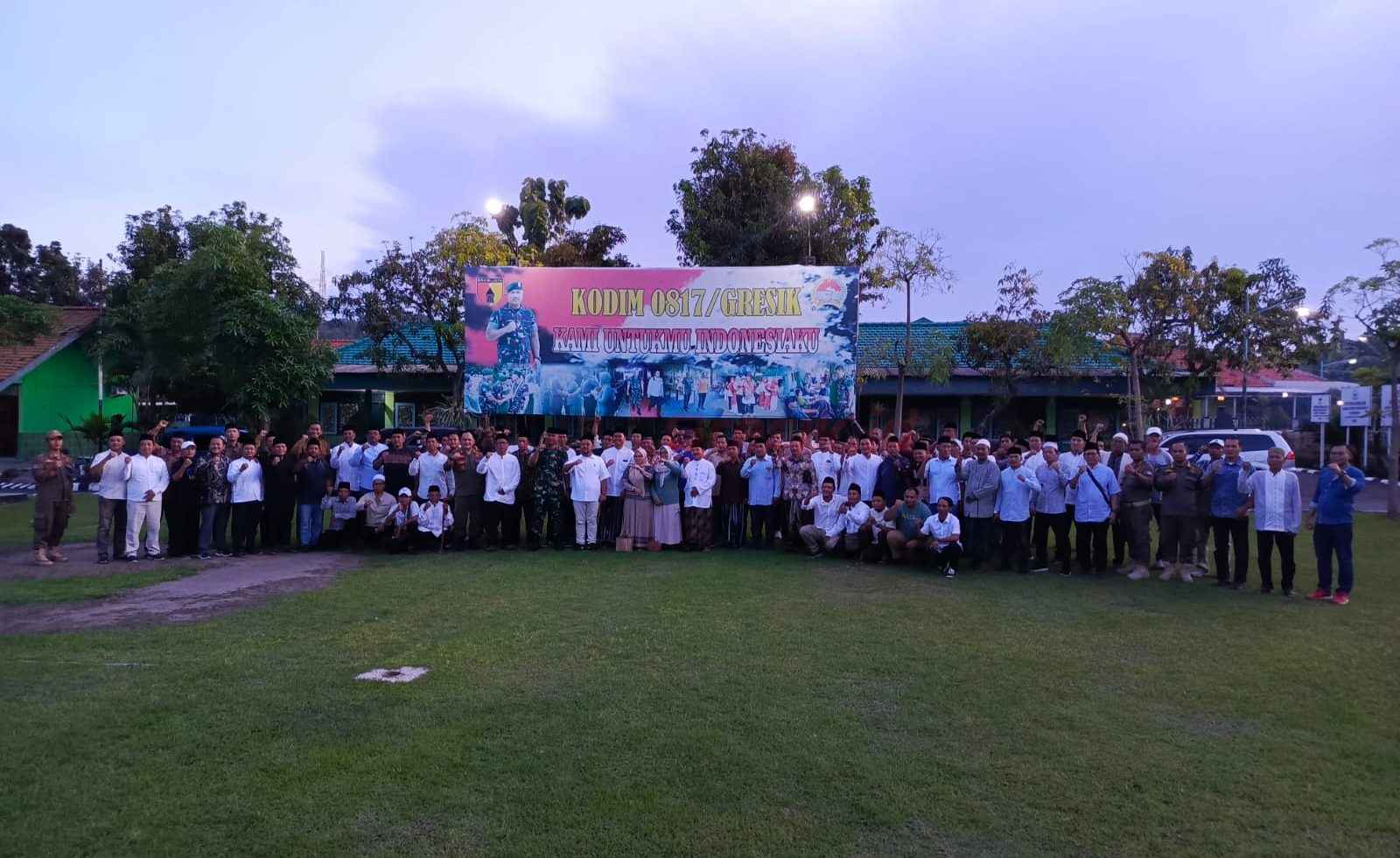Foto Bersama Dandim 0817/Gresik, Letkol Inf Ahmad Saleh Rahanar saat buka puasa bersama kepala desa se-Kabupaten Gresik di Bale Paraduta Kodim 0817/Gresik, Selasa (11/3/2025).