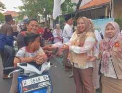 Bersama Pengurus PAC Gerindra Gresik, Anggota DPRD Gresik Ricke Mayumi Bagikan 500 Paket Takjil