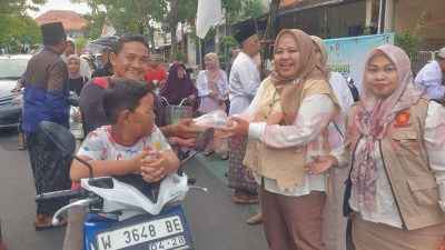 Bersama Pengurus PAC Gerindra Gresik, Anggota DPRD Gresik Ricke Mayumi Bagikan 500 Paket Takjil