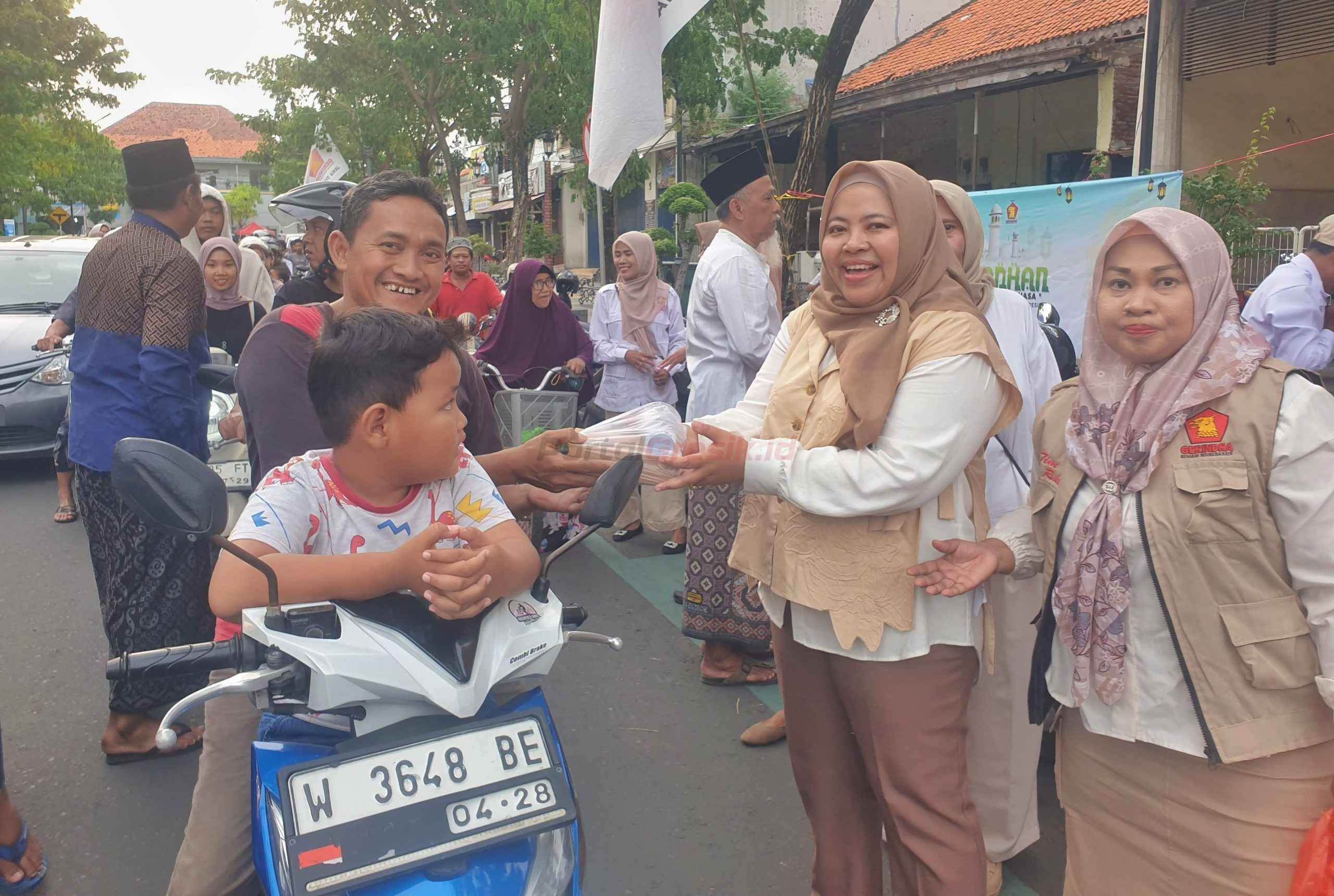 Anggota DPRD Gresik Ricke Mayumi bersama Pengurus Anak Cabang (PAC) Partai Gerindra dan Perempuan Indonesia Raya (PIRA) Kecamatan Gresik di Kawasan Bandar Grissee, Jalan Basuki Rachmad, Jumat (14/3/2025) sore.