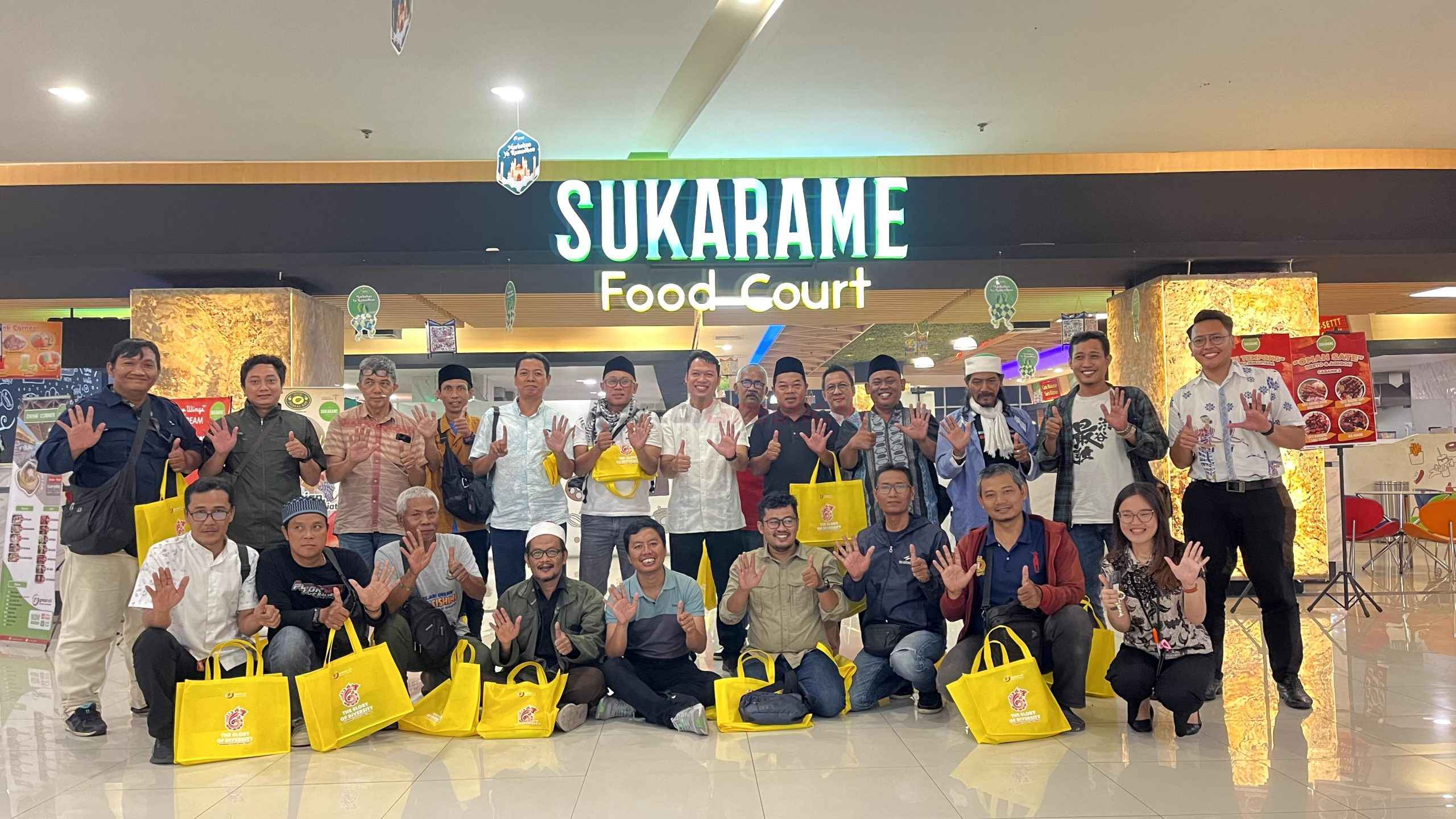 Anggota Komunitas Wartawan Gresik saat berbuka Bersama di Sukarame Food Court Gressmal, Jumat (14/3/2025).