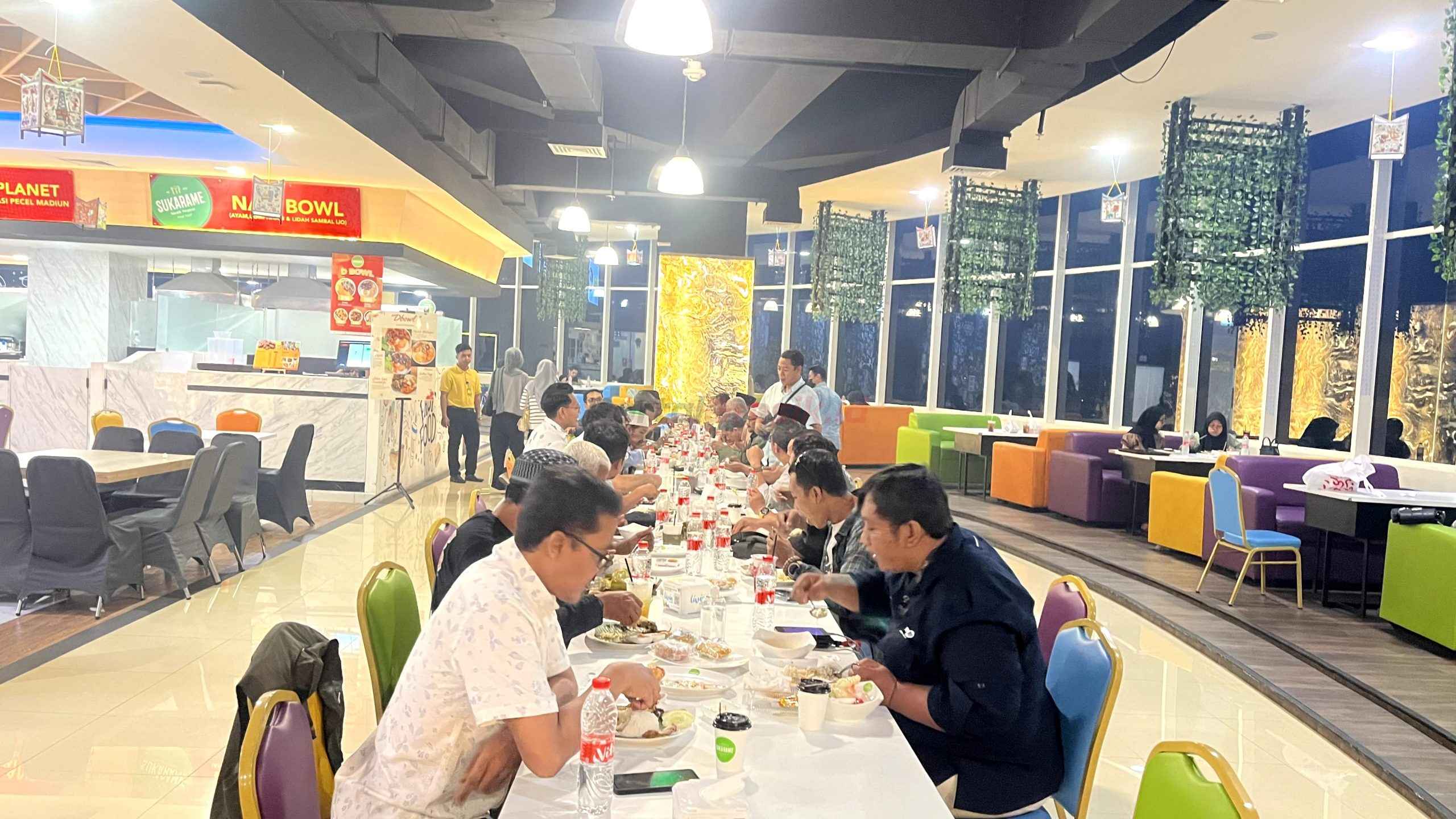 Anggota Komunitas Wartawan Gresik saat berbuka Bersama di Sukarame Food Court Gressmal, Jumat (14/3/2025).