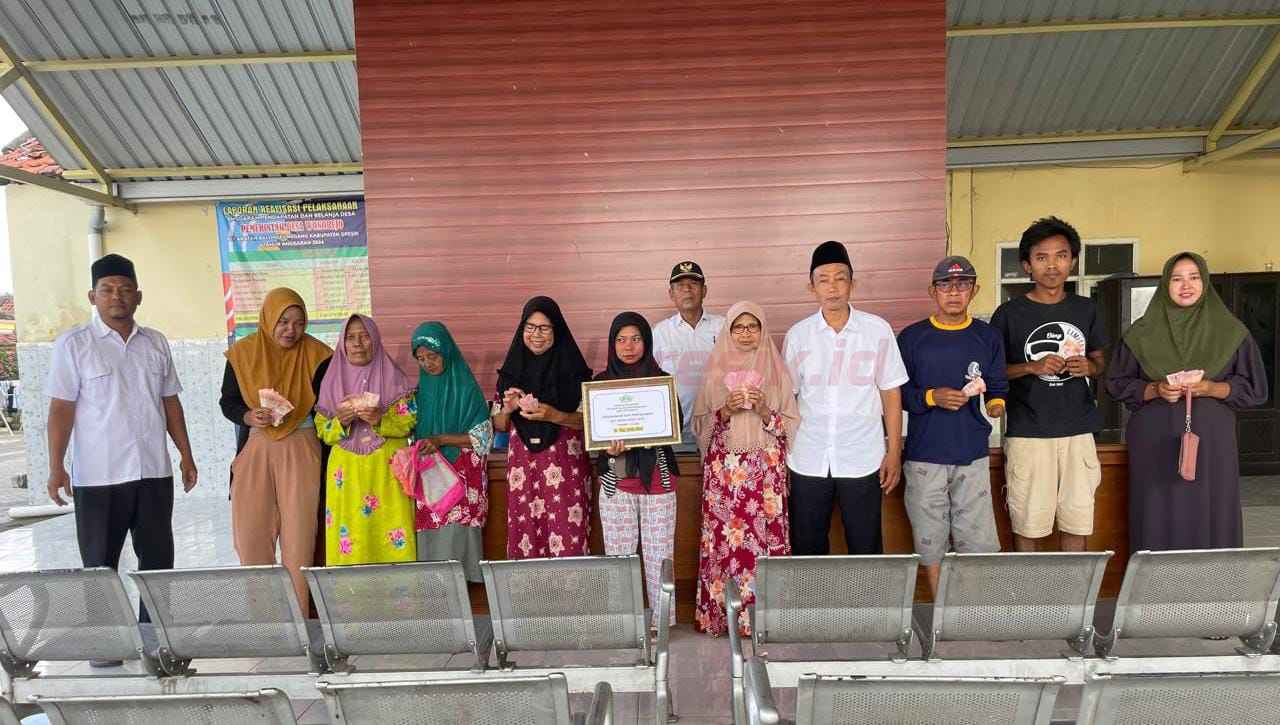 Pemdes Wonorejo Kecamatan Balongpanggang Kabupaten Gresik saat menyalurkan Dana Desa kepada warganya.