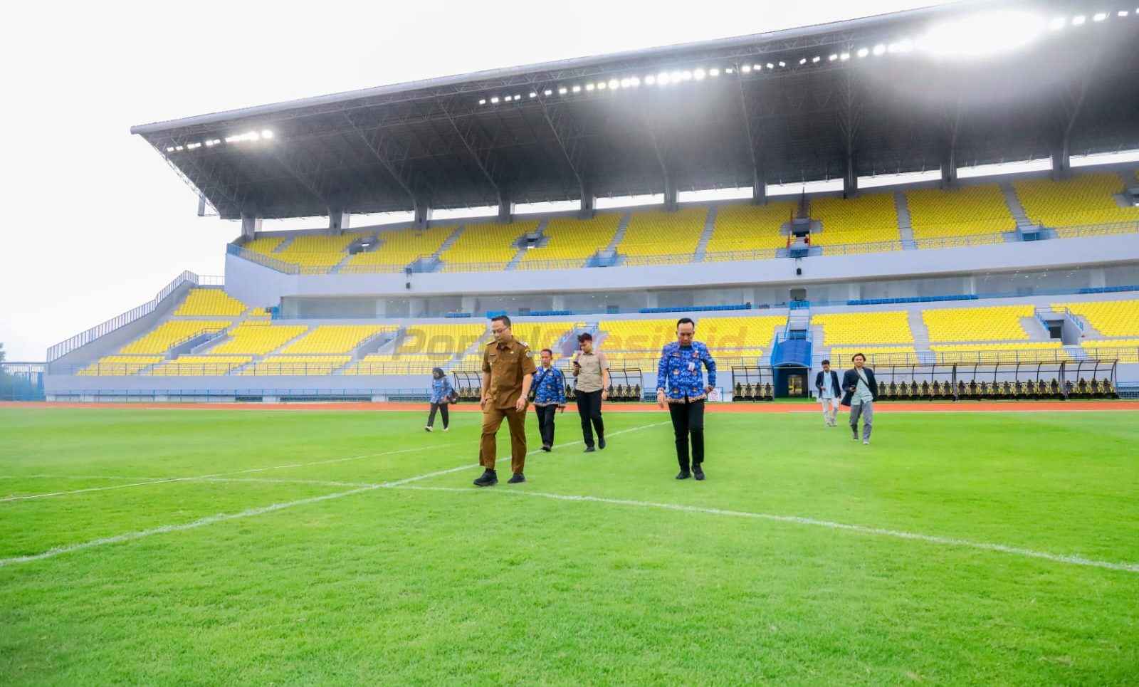 Wakil Bupati Gresik Asluchul Alif saat menghadiri peresmian renovasi Stadion Gelora Joko Samudro oleh Presiden Republik Indonesia, Prabowo Subianto, Senin (17/3/2025).