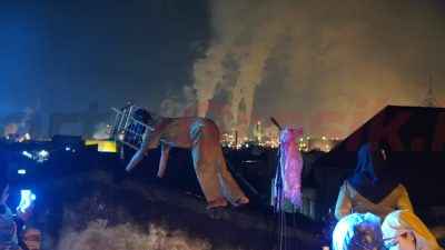 Bertempat di Sualoka Hub Kampung Kemasan, Pertunjukan Teater Rooftop Bertema “Menembus Batas Panggung” Pertama di Gresik, Minggu (16/3/2025).