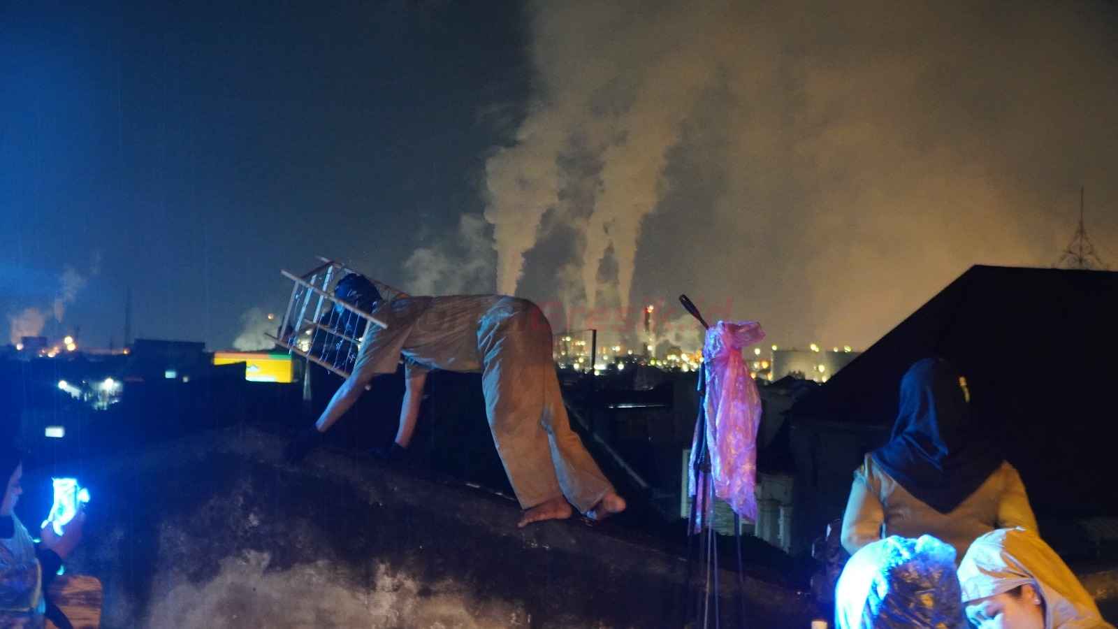 Bertempat di Sualoka Hub Kampung Kemasan, Pertunjukan Teater Rooftop Bertema “Menembus Batas Panggung” Pertama di Gresik, Minggu (16/3/2025).