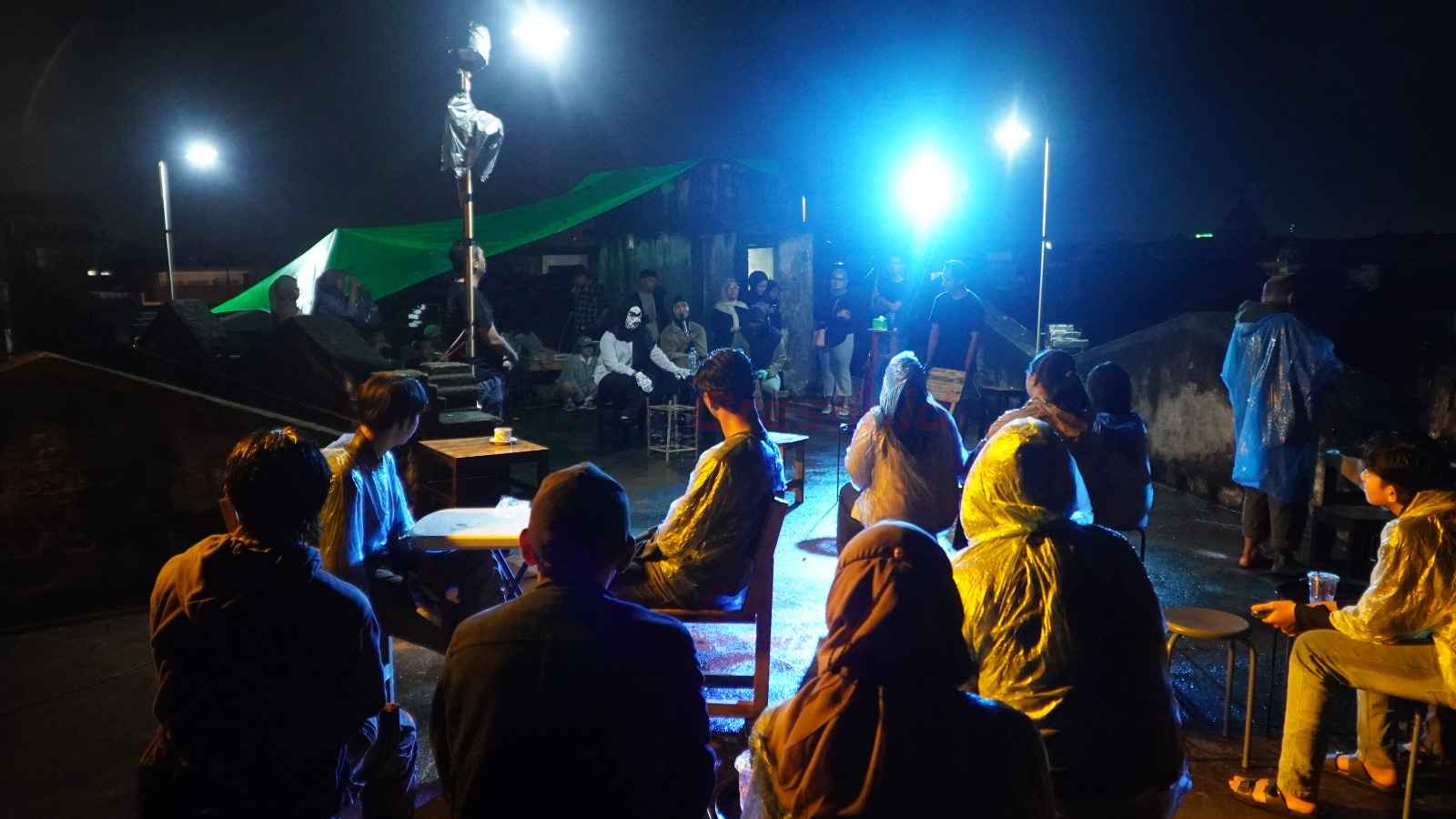 Bertempat di Sualoka Hub Kampung Kemasan, Pertunjukan Teater Rooftop Bertema “Menembus Batas Panggung” Pertama di Gresik, Minggu (16/3/2025).